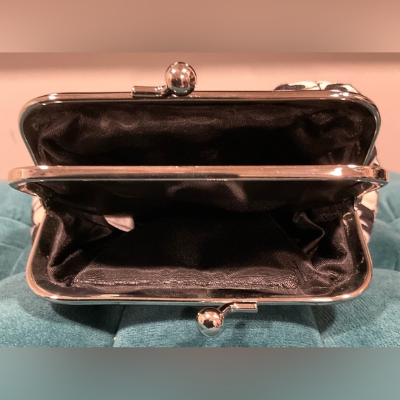 Vera Bradley Black and White KissLock Change purse - Picture 4 of 4